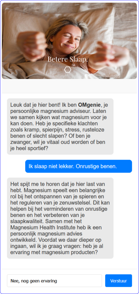 Een vrouw ligt glimlachend in bed, met de tekst 'Betere Slaap'. Hieronder vindt u een chatinterface waarin de rol van magnesium in de slaap wordt besproken. Mogelijkheden om te reageren zijn onder meer 'Ik slaap niet lekker. Onrustige benen.' en "Nee, nog geen ervaring.